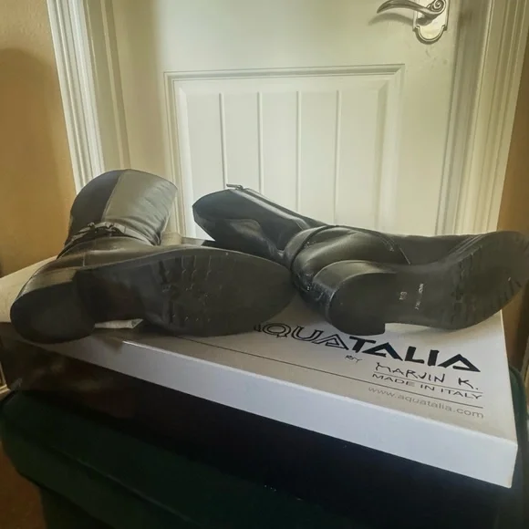 Aquatalia Women's Black Leather Boots - Excellent Condition - Picture 4 of 5